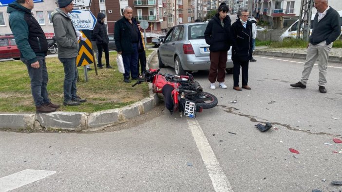 Otomobille motosiklet çarpıştı: 1 yaralı