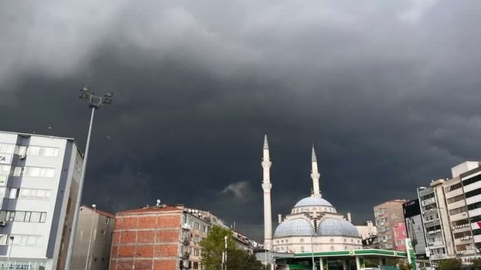 İstanbul'da aniden bastıran dolu zor anlar yaşattı