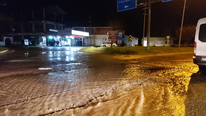 Elazığ’da sağanak yağış nedeniyle şehir felç! Bingöl karayolunda tek şeritten kullanılıyor