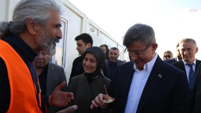 Ahmet Davutoğlu, bayramın ilk günü depremzedeleri ziyaret etti