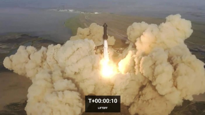 SpaceX roketi kalkıştan 4 dakika sonrası patladı