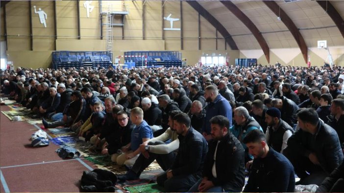 Paris'te 2 bin Müslüman kapalı spor salonunda bayram namazı kıldı