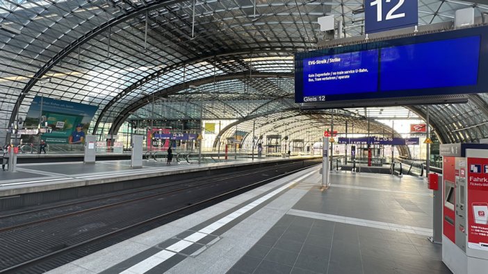Almanya'da grev sebebiyle tren istasyonları boş kaldı