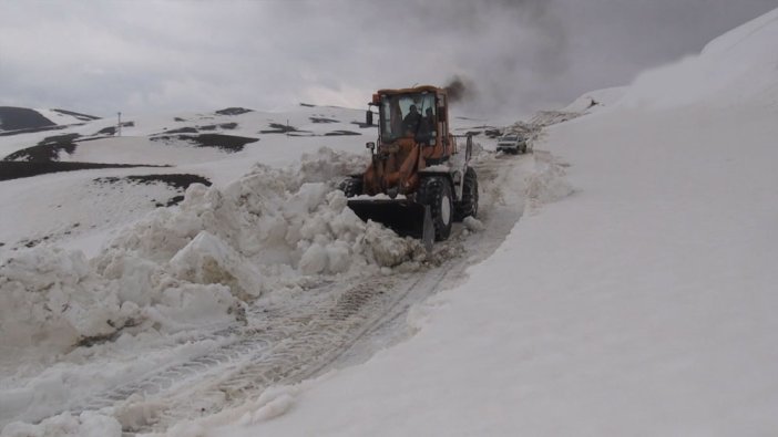 Ekipler 3 bin 300 rakımlı yayla yolunda karla mücadele ediyor