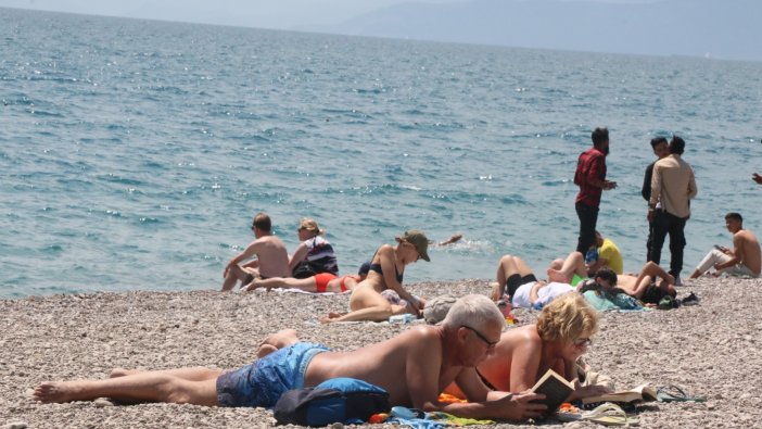Antalya'da dünyaca ünlü sahilde bayram yoğunluğu yaz aylarını aratmadı