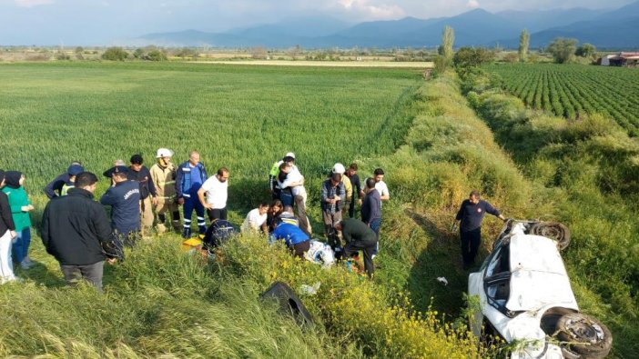 İzmir'de otomobil şarampole yuvarlandı: 1 ölü, 3 yaralı