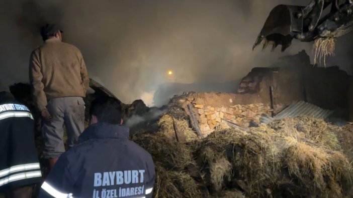 Bayburt'ta traktör yandı! Alevler evlere, ahırlara ve samanlıklara sıçradı!