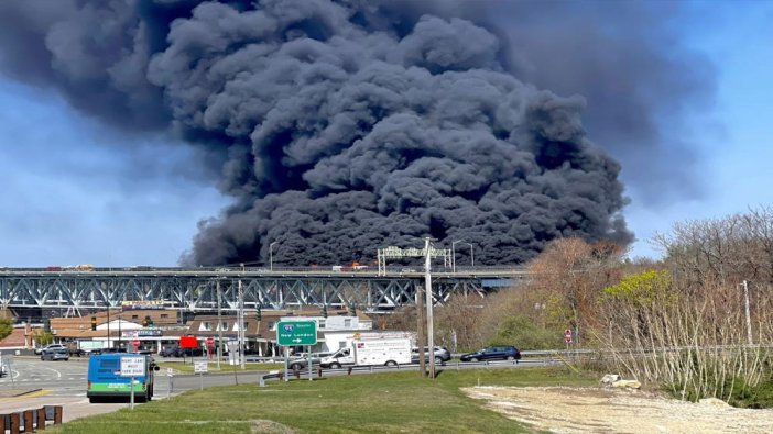 ABD’de otomobille çarpışan yakıt tankeri alev alev yandı