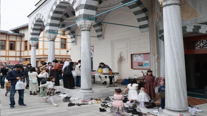 Tokyo Cami'den depremzedelere yardım