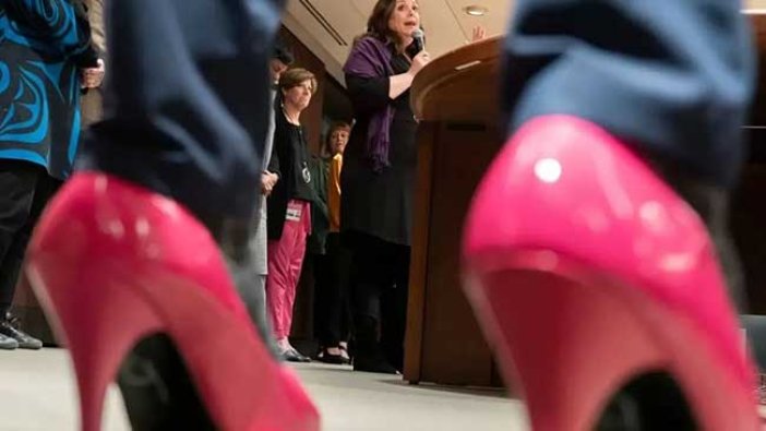 Topuklu ayakkabı giyip dans eden erkek milletvekillerinin görüntüleri ortaya çıktı