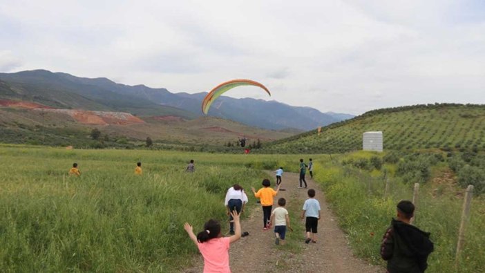 Yamaç paraşütçüleri depremzede çocuklar için havalandı