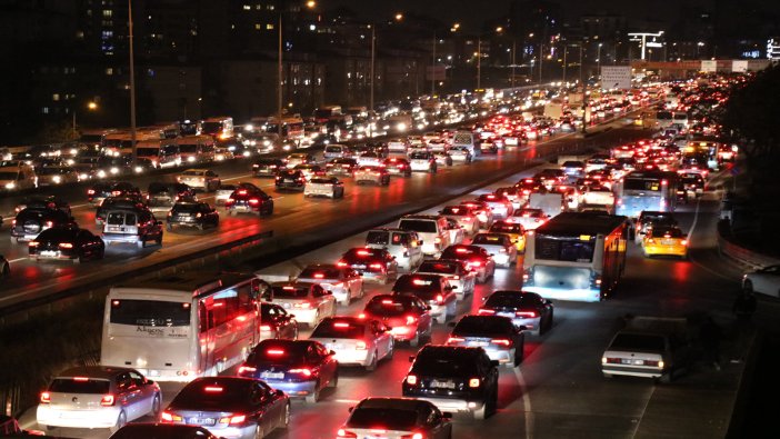 Bayramın son gününde İstanbul'da korkunç trafik! Yollar tamamen kilitlendi