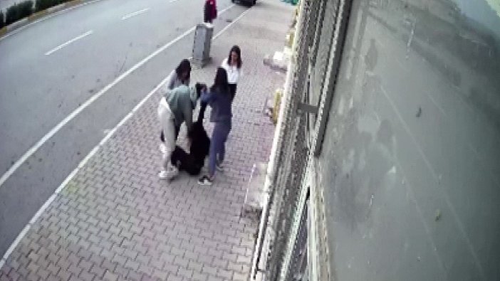 Sokak ortasında tekme tokat kız kavgası kamerada!