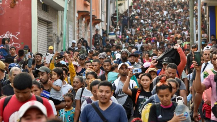 Meksika'da binlerce göçmen başkente doğru yürüyor