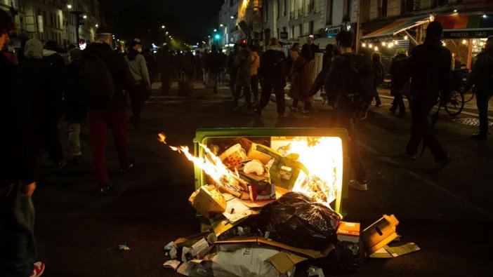 Paris'te sokakları ateşe verdiler: Halkın öfkesi dinmiyor!