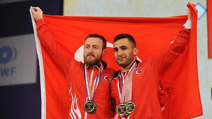 Azerbaycan Cumhurbaşkanı Aliyev'den Ermenistan'da madalya kazanan Türk haltercilere hediye