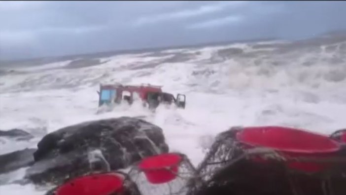 Deniz kıyısında mahsur kalan araç ile kurtarma araçları denize sürüklendi