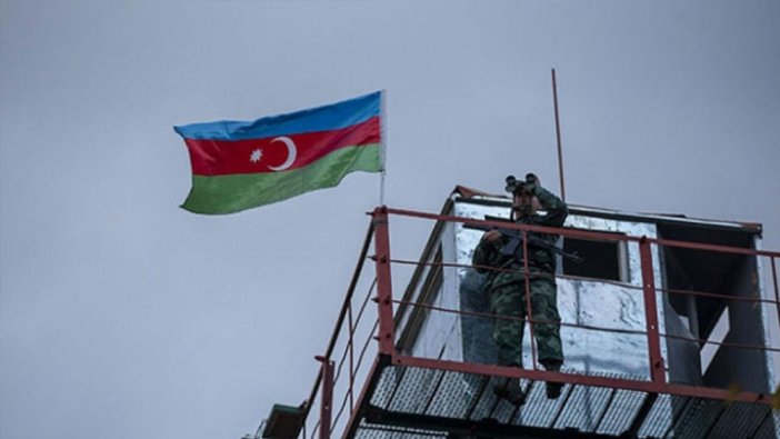 Azerbaycan, sınır kontrol noktasına bayrak dikti