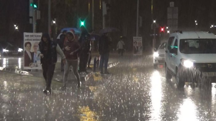İzmir'de sağanak yağış zor anlar yaşattı