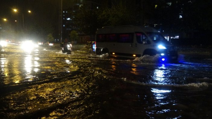 Sağanak yağış durdurak bilmiyor! İzmir’de zor anlar yaşandı!