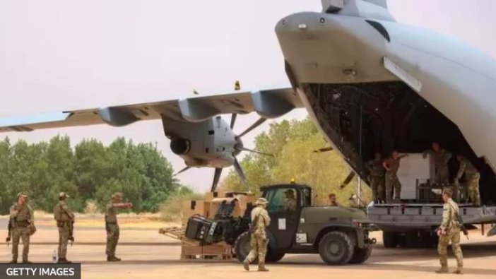 Almanya, İngiltere'yi 'Sudan'dan tahliyeleri geciktirmekle' suçladı
