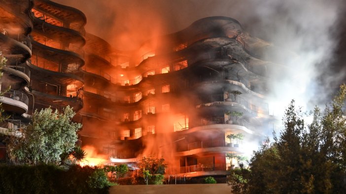 İzmir'deki yangına ilişkin Tunç Soyer: Yangın büyük ölçüde kontrol altına alındı