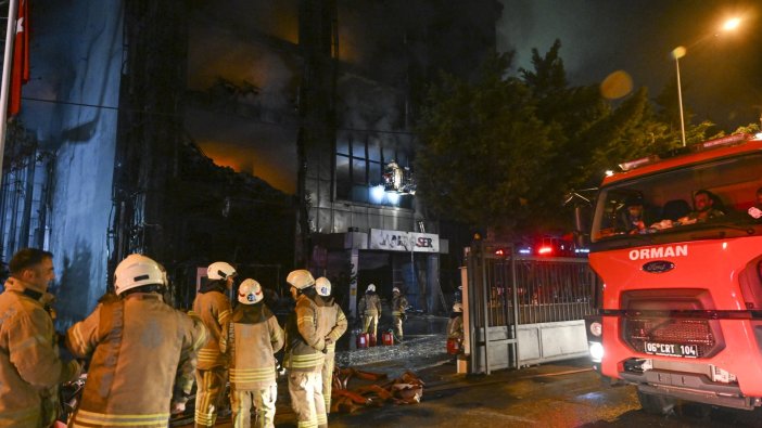 İstanbul'da halı imalathanesinde yangın çıktı