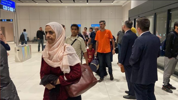 Sudan'dan Türk vatandaşlar askeri uçakla İstanbul'a getirildi