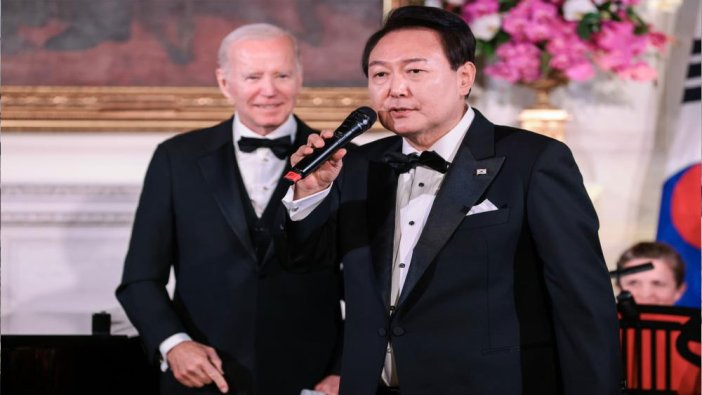 Güney Kore Devlet Başkanı Yoon, Beyaz Saray’da şarkı söyledi