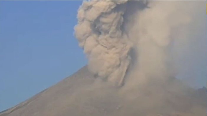 Popocatepetl Yanardağı'ndan kül yağışı: Uçuşlar askıya alındı