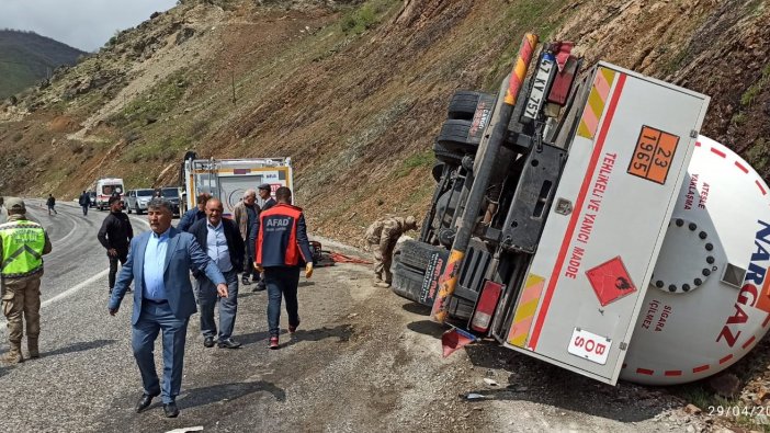 Bitlis'te yakıt dolu tır devrildi: 1 yaralı