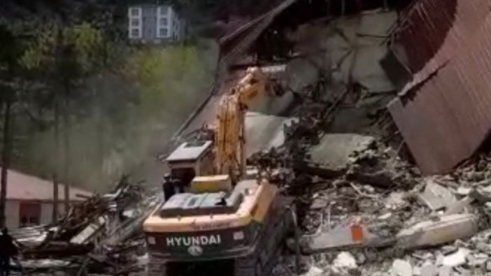 Depremde hasar gören kaymakamlık binası yıkıldı