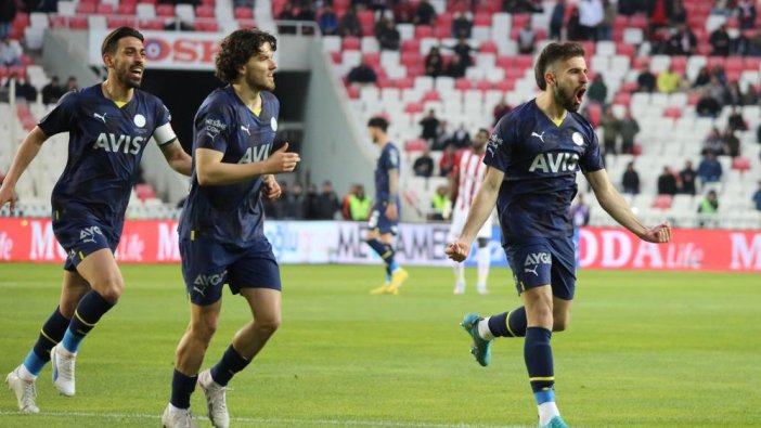 10 kişi kalan Fenerbahçe Sivasspor'u devirdi