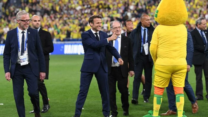 Macron, Fransa Kupası final maçında tribünlerin gazabına uğradı! Fransa'da emeklilik reformuna sert tepki