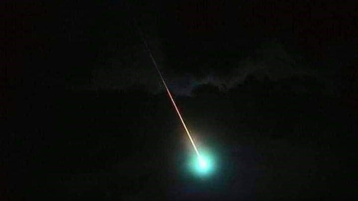 Büyük heyecan yarattı: Mavi ışık saçan meteor düştü!