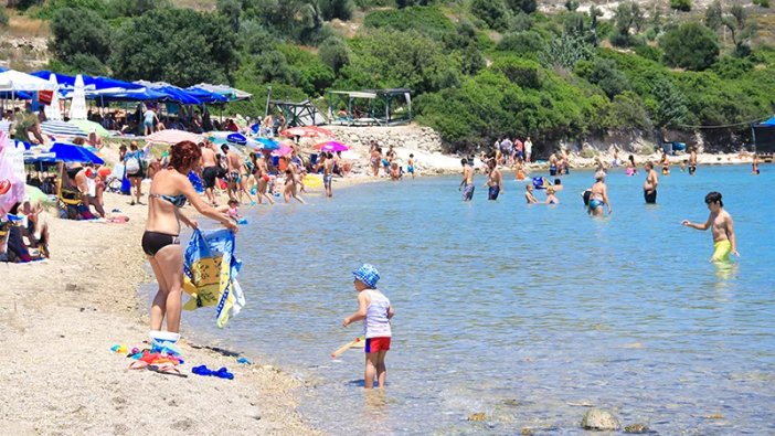 İzmir'de sıcak havayı fırsat bilenler denize girdi