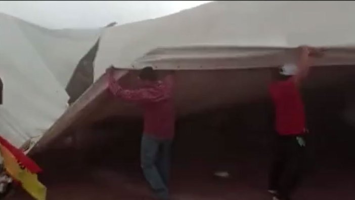 Şiddetli rüzgara kapılan tente uçtu: 1 ölü, 26 yaralı