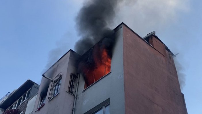Beyoğlu’nda 4 katlı binanın çatı katı alev alev yandı