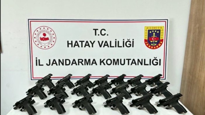 Hatay'da kargo kolilerinden 20 tabanca ele geçirildi