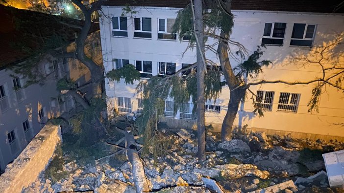 Beyoğlu'nda okul bahçesine istinat duvarının çökmesiyle 3 bina boşaltıldı!