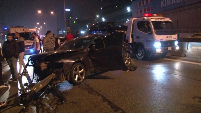 İstanbul'da 3 araç birbirine girdi trafik kilitlendi