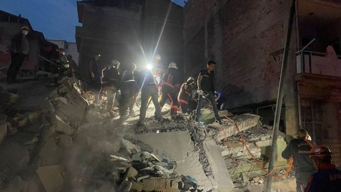 Malatya'da 4 katlı bina büyük bir gürültüyle çöktü