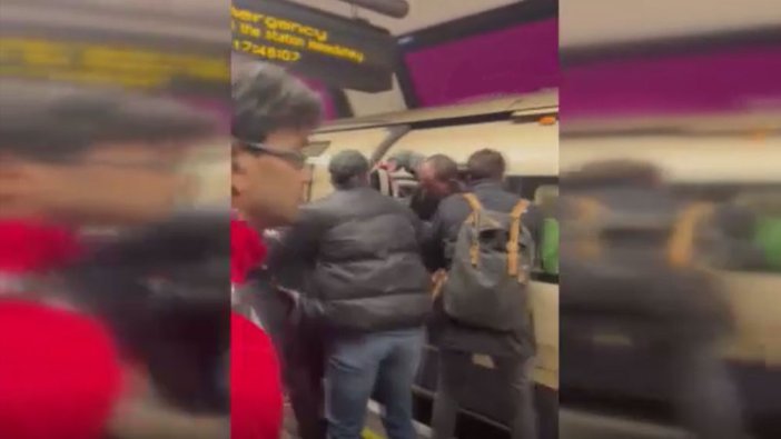 Metroda korku dolu anlar: Yolcular camları kırarak kendilerini dışarı attı!