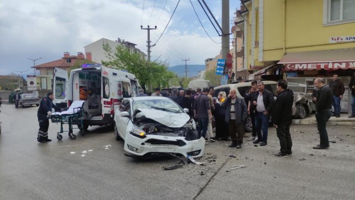 Tosya'da ticari araçla otomobil çarpıştı: 3 yaralı
