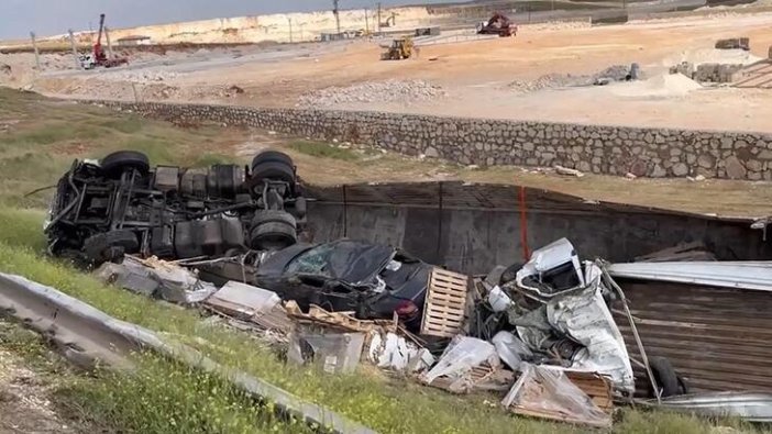 Şanlıurfa'da feci kaza! TIR ile ticari araç çarpıştı: 5 ölü, 1 yaralı