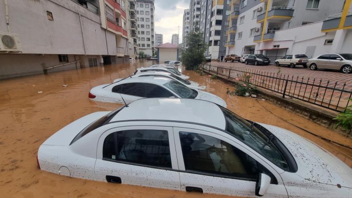 Adana'da sel felaketi: Kaldırımlar söküldü, araçlar sular altında kaldı