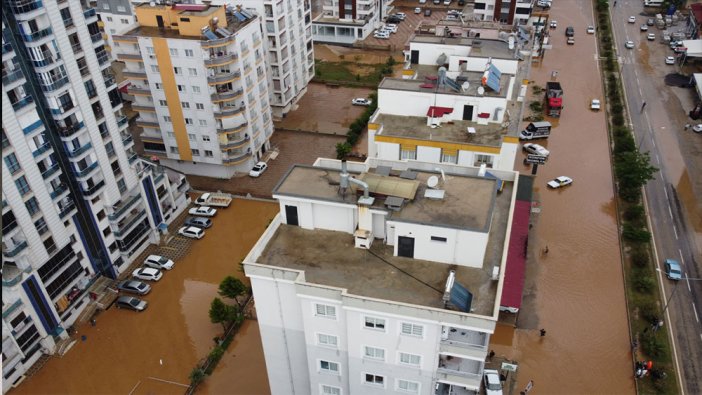 Adana'da şiddetli yağış hayatı felç etti