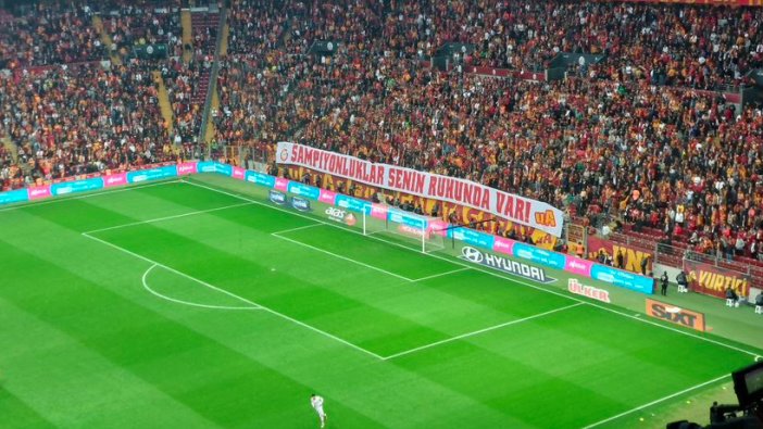 Galatasaray taraftarından takıma pankartlı destek!