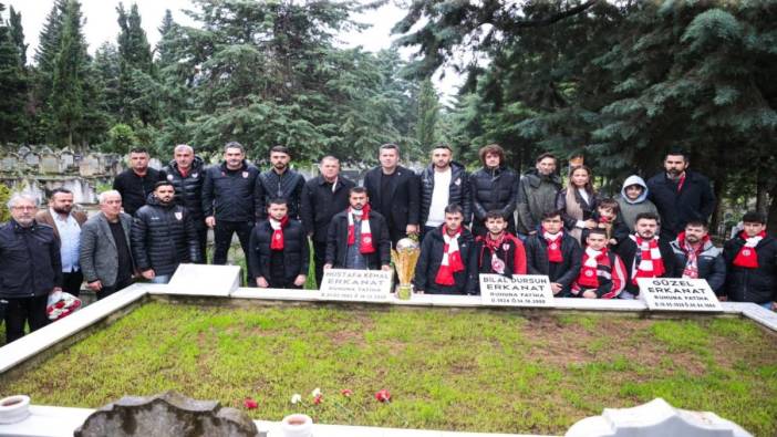 Şampiyon Samsunspor kupayı mezarlığa götürdü