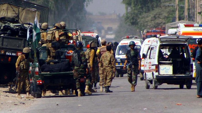 Pakistan'da çifte bombalı saldırı